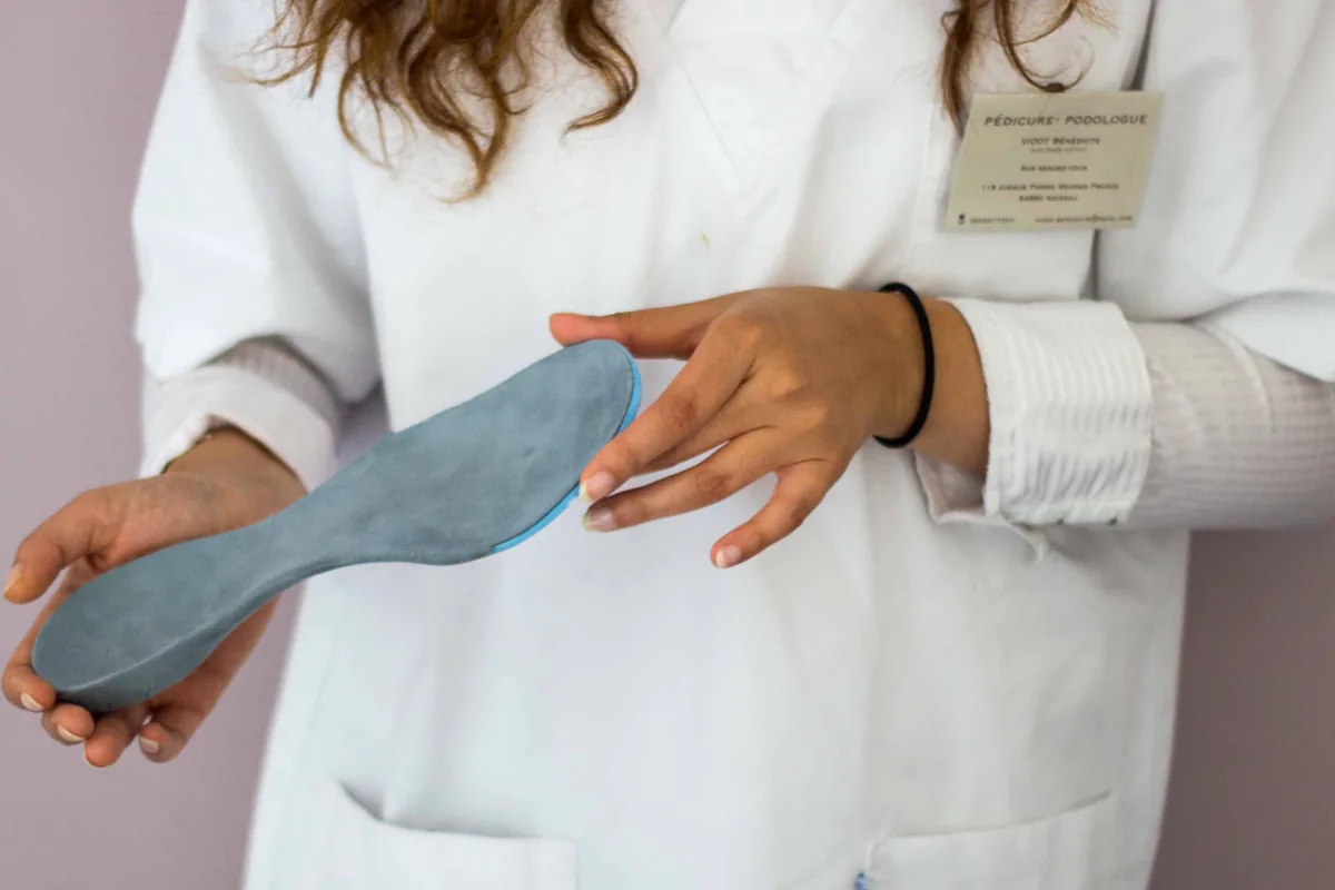 Bénédicte Vidot présentant une semelle orthopédique sur mesure