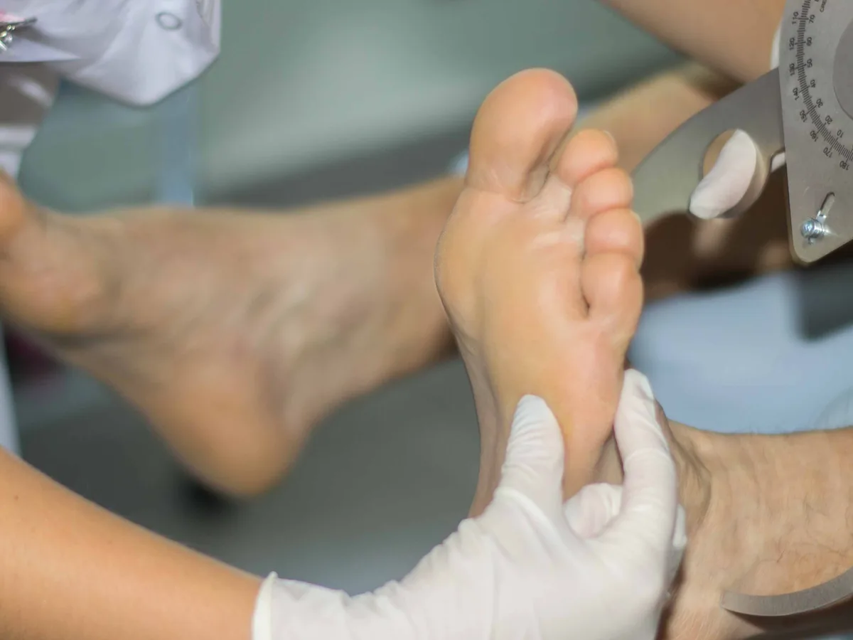 Bénédicte Vidot réalisant un bilan podologique au goniomètre