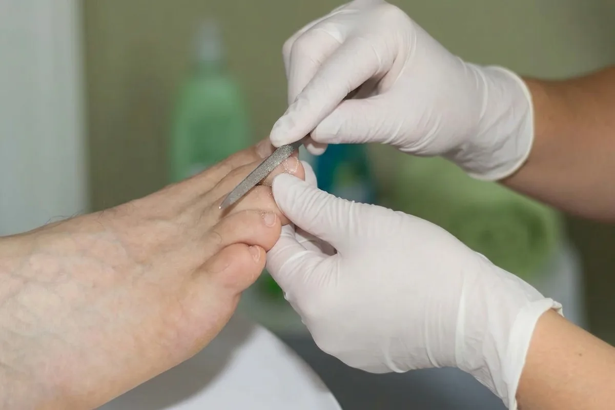 Soin de lime et polissage d'ongle réalisé avec précision au cabinet